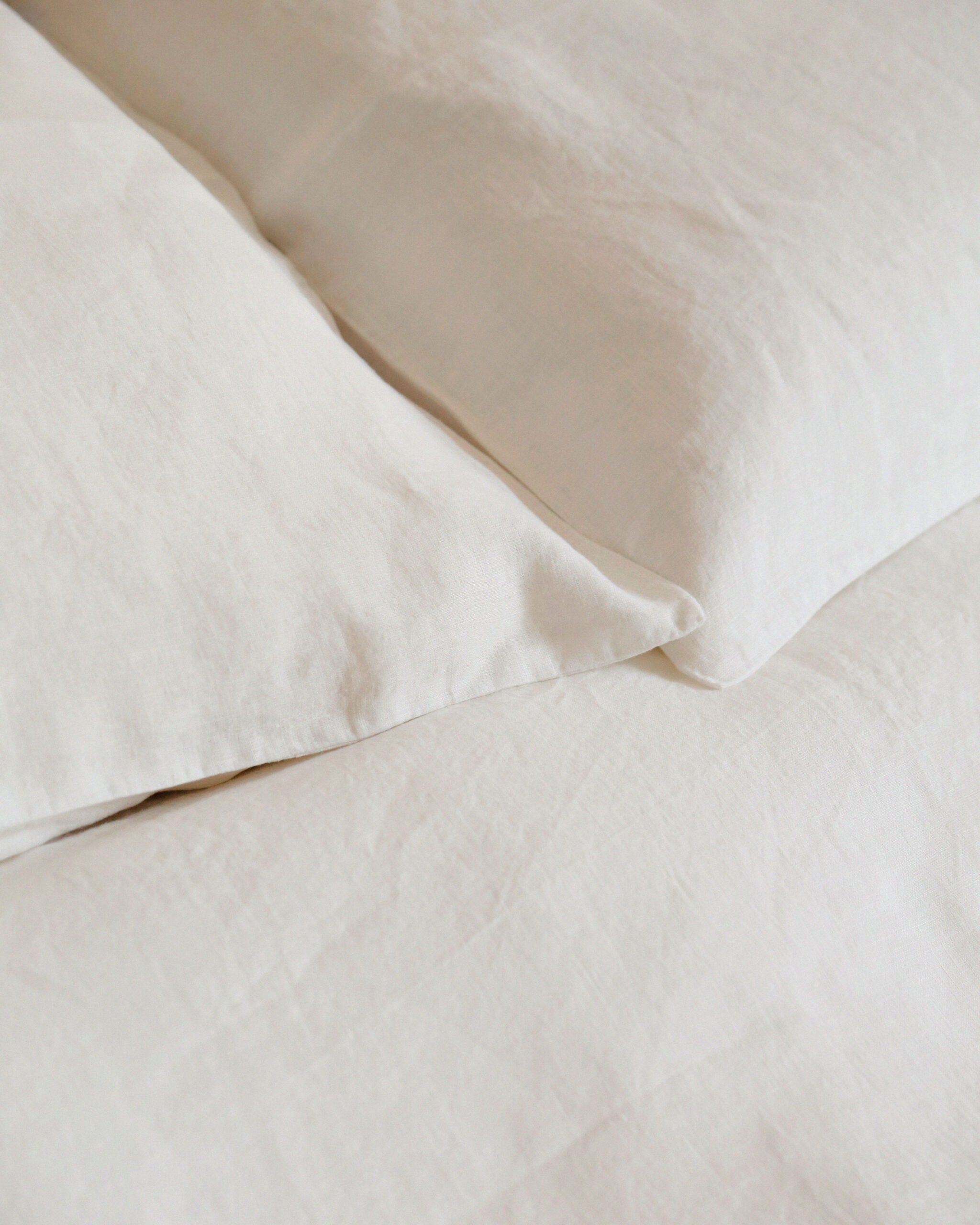 A Pair of Pillowcases in Bianco Puro